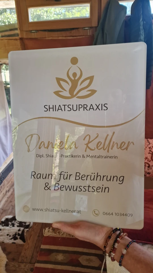 Daniela Kellners Praxisbanner mit goldenem Logo und der Aufschrift Raum für Berührung und Bewusstsein
