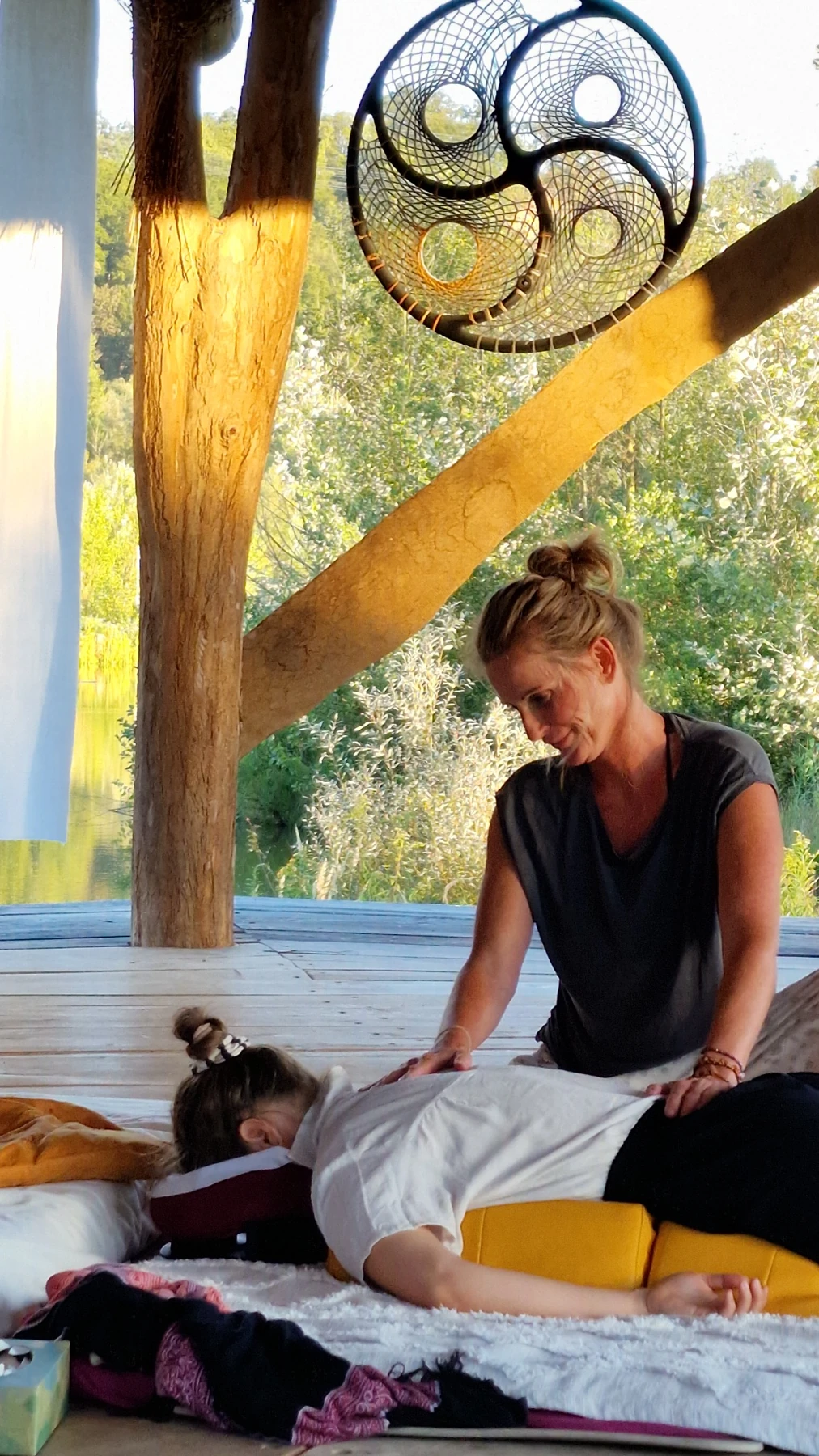Daniela bei einer Shiatsu-Behandlung an der Seebühne